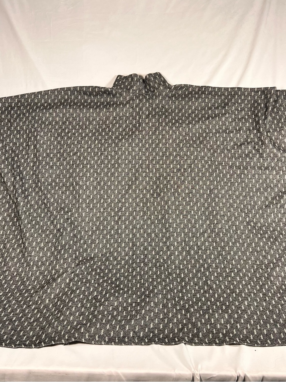Grey patterned poncho - Picture 9 of 14